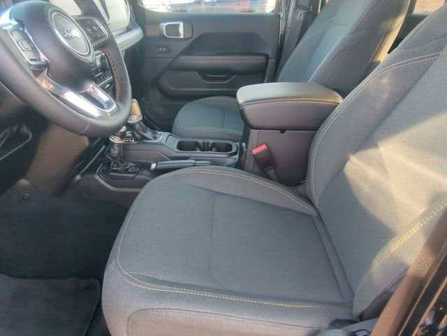 Used 2025 Jeep Wrangler Sahara image 11