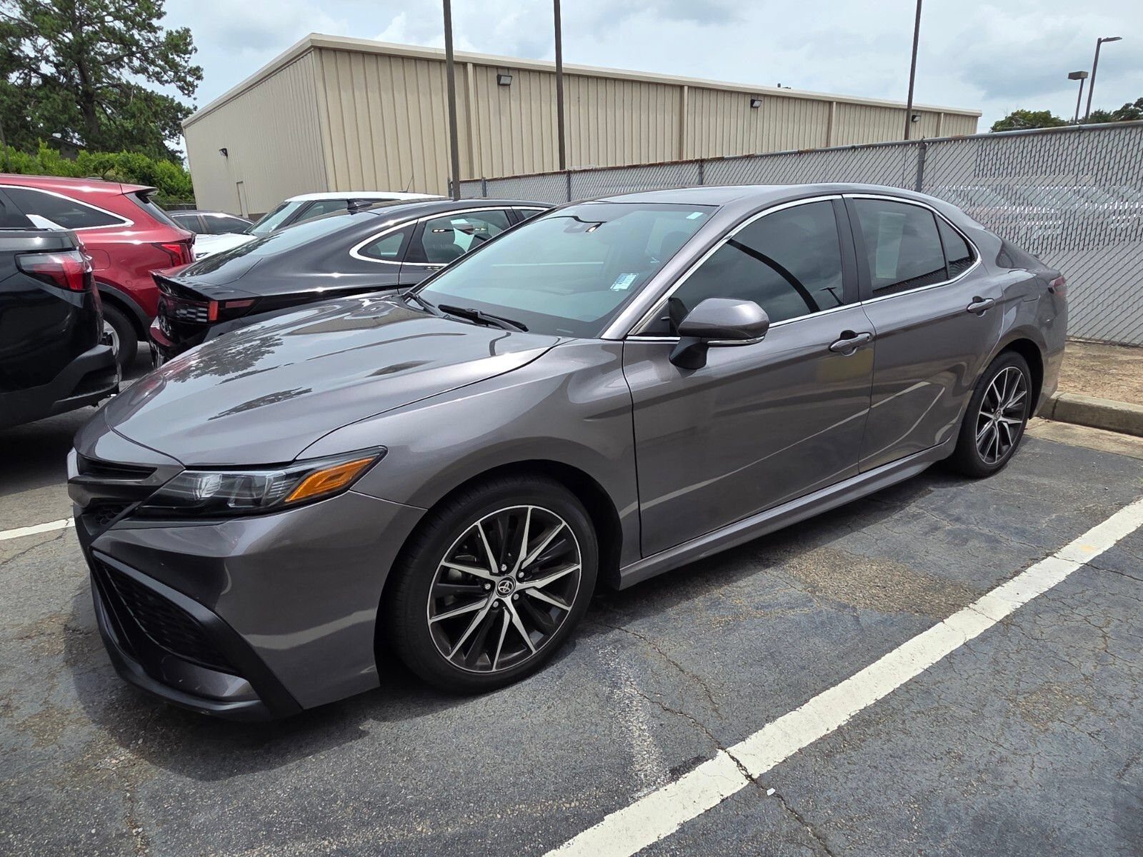 Used 2023 Toyota Camry SE w/ Convenience Package FWD image 3