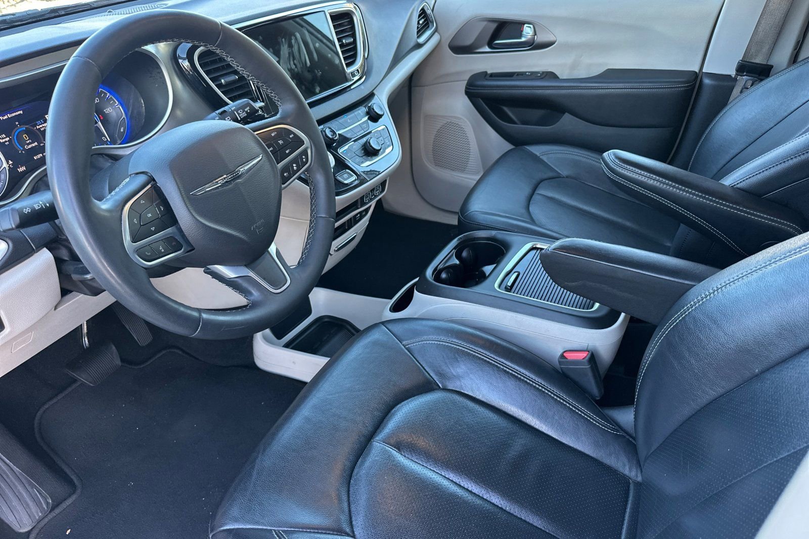 Used 2022 Chrysler Pacifica Touring-L FWD image 10