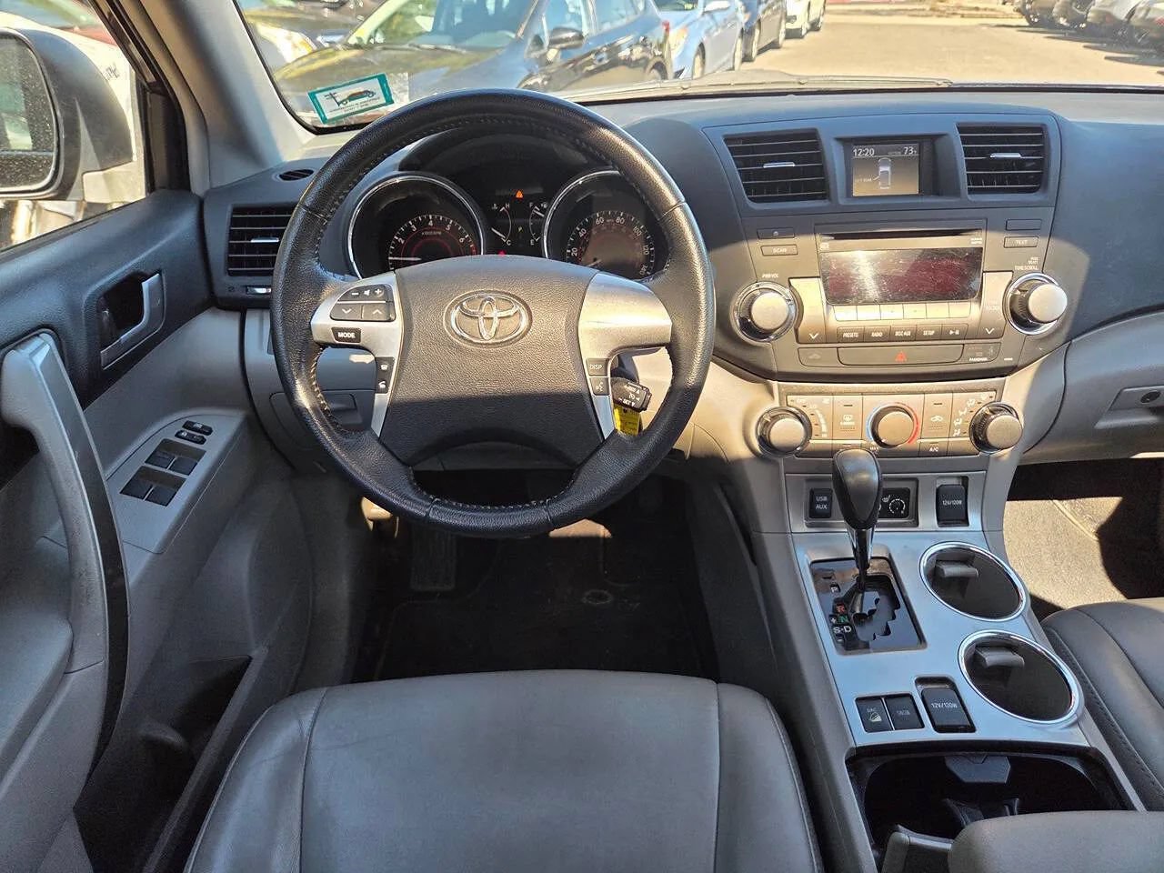 Used 2012 Toyota Highlander SE w/ Tow Pkg AWD/4WD image 2