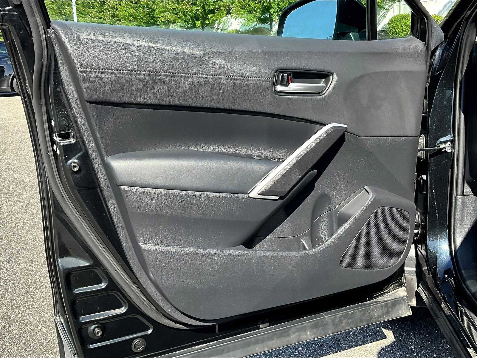 Used 2025 Toyota Corolla Cross XLE image 9