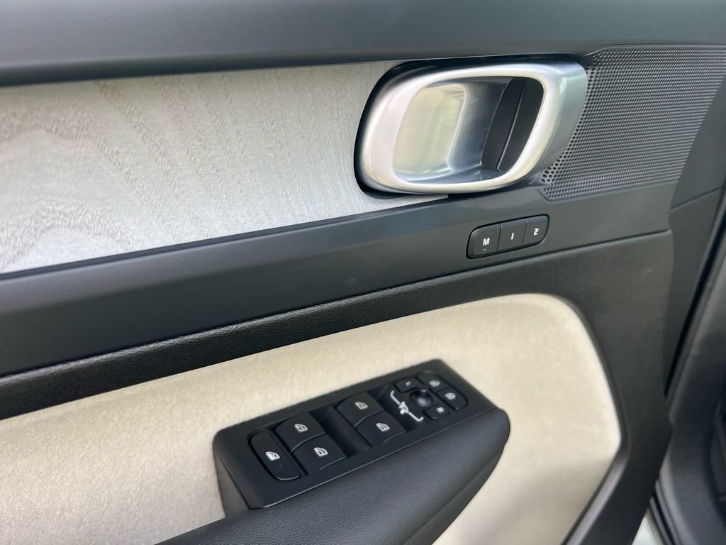 Certified 2025 Volvo XC40 B5 Plus AWD/4WD image 10