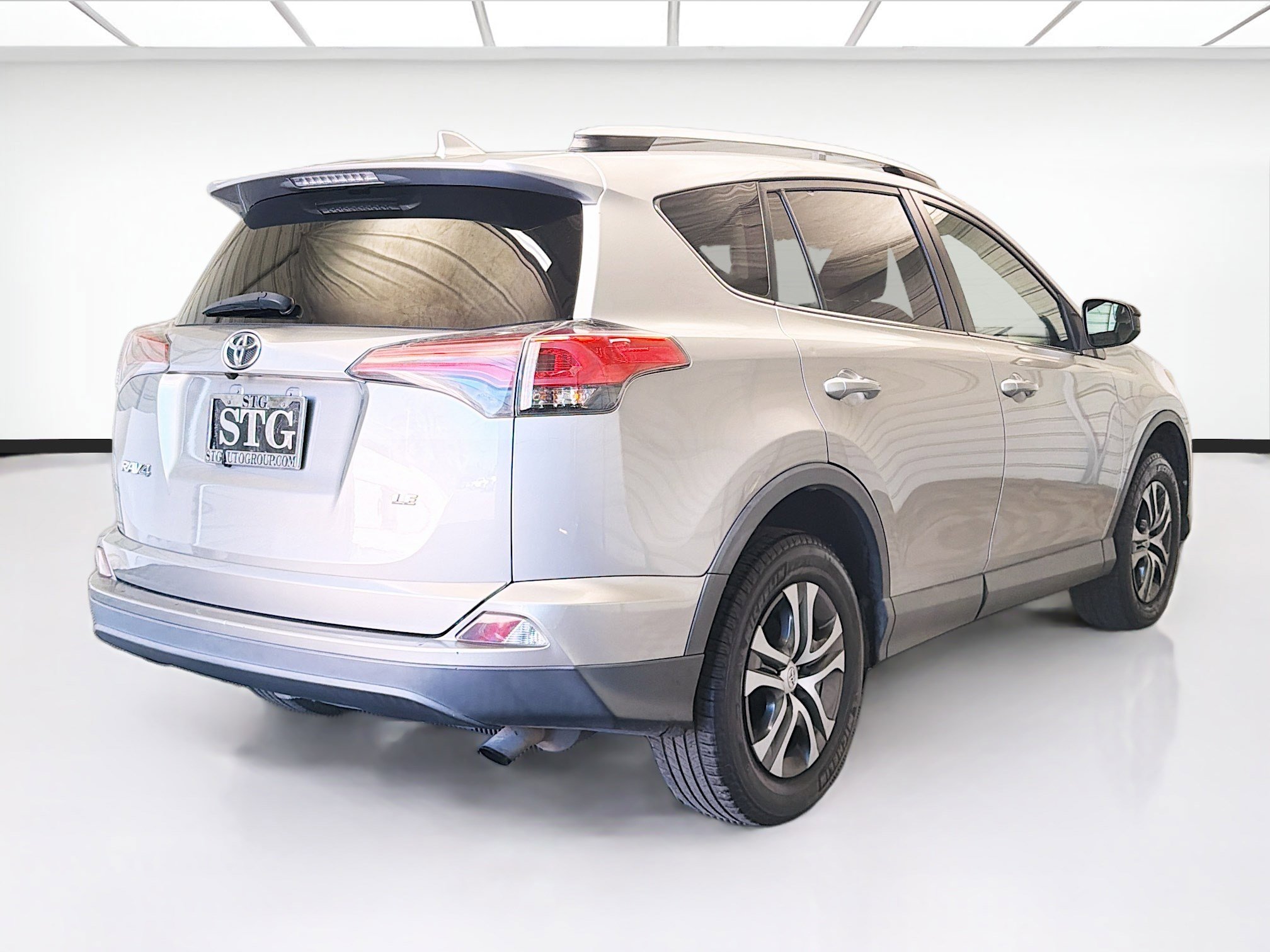 Used 2016 Toyota RAV4 LE image 4
