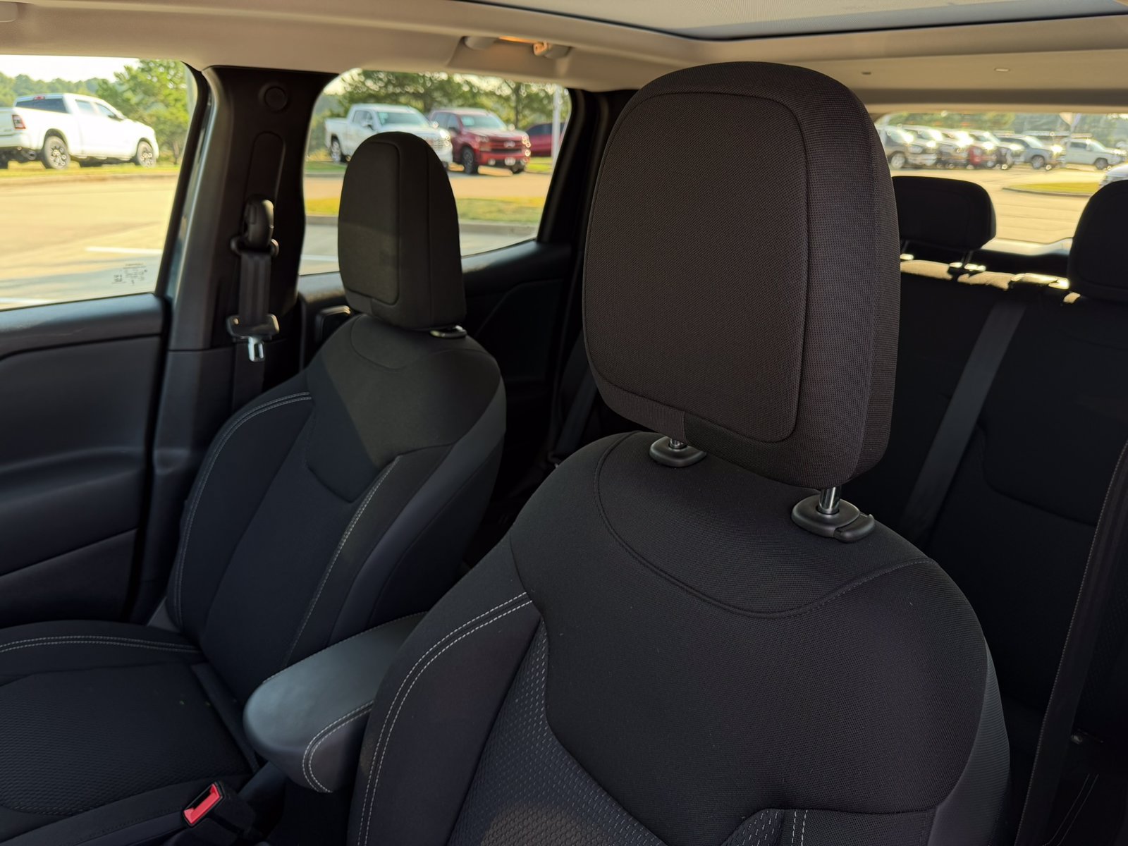 Used 2023 Jeep Renegade Altitude w/ Sun/Sound Group AWD/4WD image 11