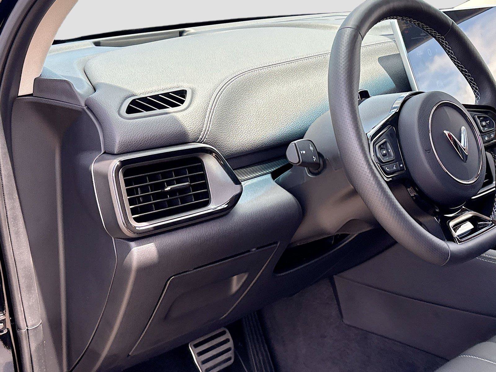 New 2025 VinFast VF 8 Eco AWD/4WD image 10