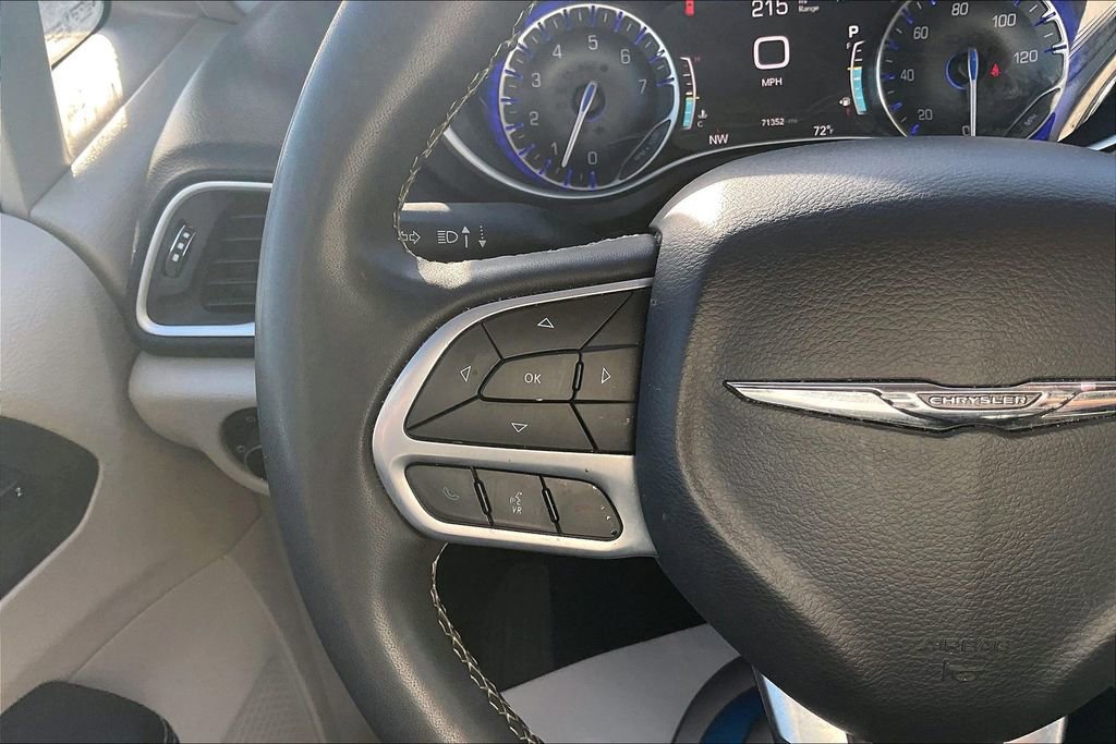 Used 2023 Chrysler Pacifica Touring-L FWD image 11