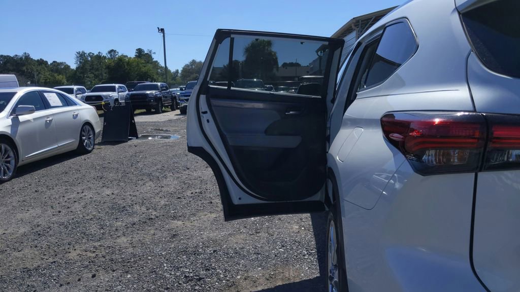 Used 2021 Toyota Highlander Limited image 29