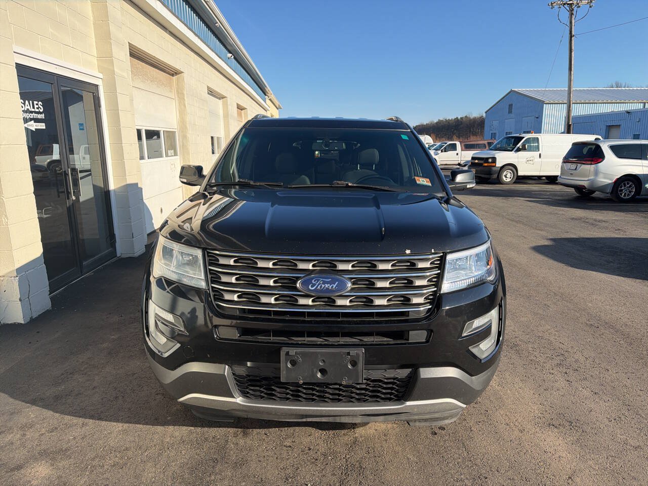 Used 2017 Ford Explorer XLT w/ Equipment Group 201A AWD/4WD image 3