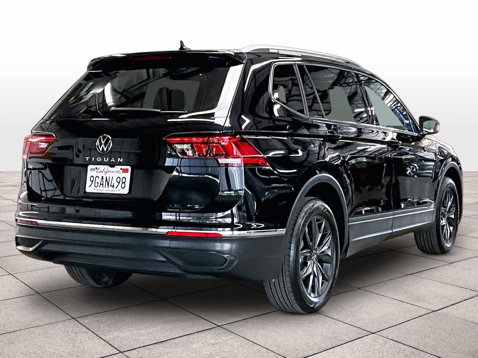 Used 2023 Volkswagen Tiguan SE w/ Panoramic Sunroof Package FWD image 16
