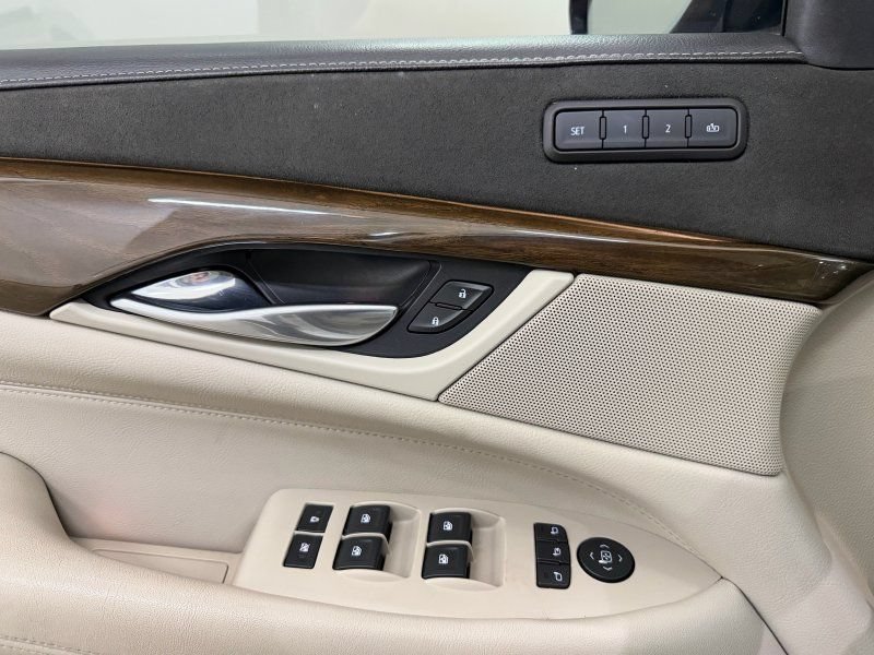 Used 2020 Cadillac Escalade Premium Luxury AWD/4WD image 33