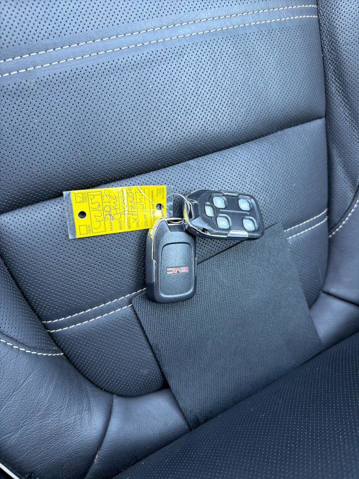 Used 2017 GMC Acadia Denali w/ Technology Package AWD/4WD image 32