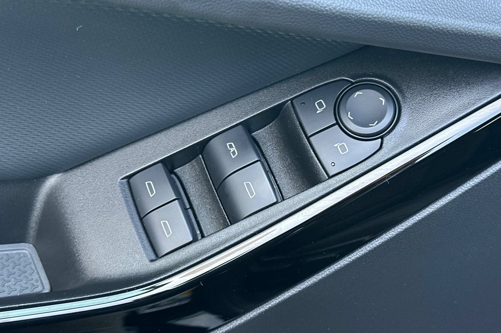Used 2025 Chevrolet Equinox LT w/ Safety and Technology Package FWD image 12