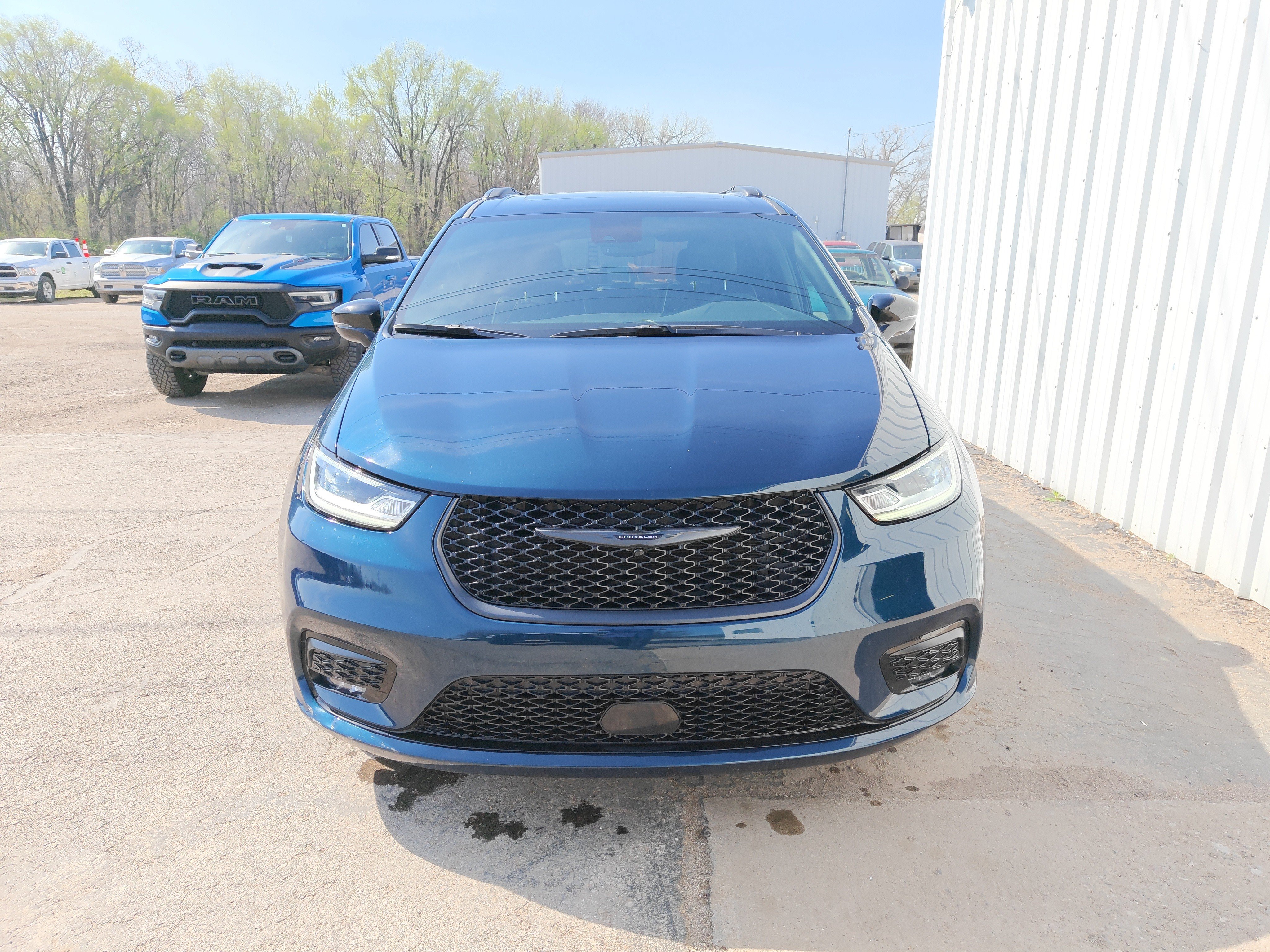 Used 2025 Chrysler Pacifica Limited FWD image 7
