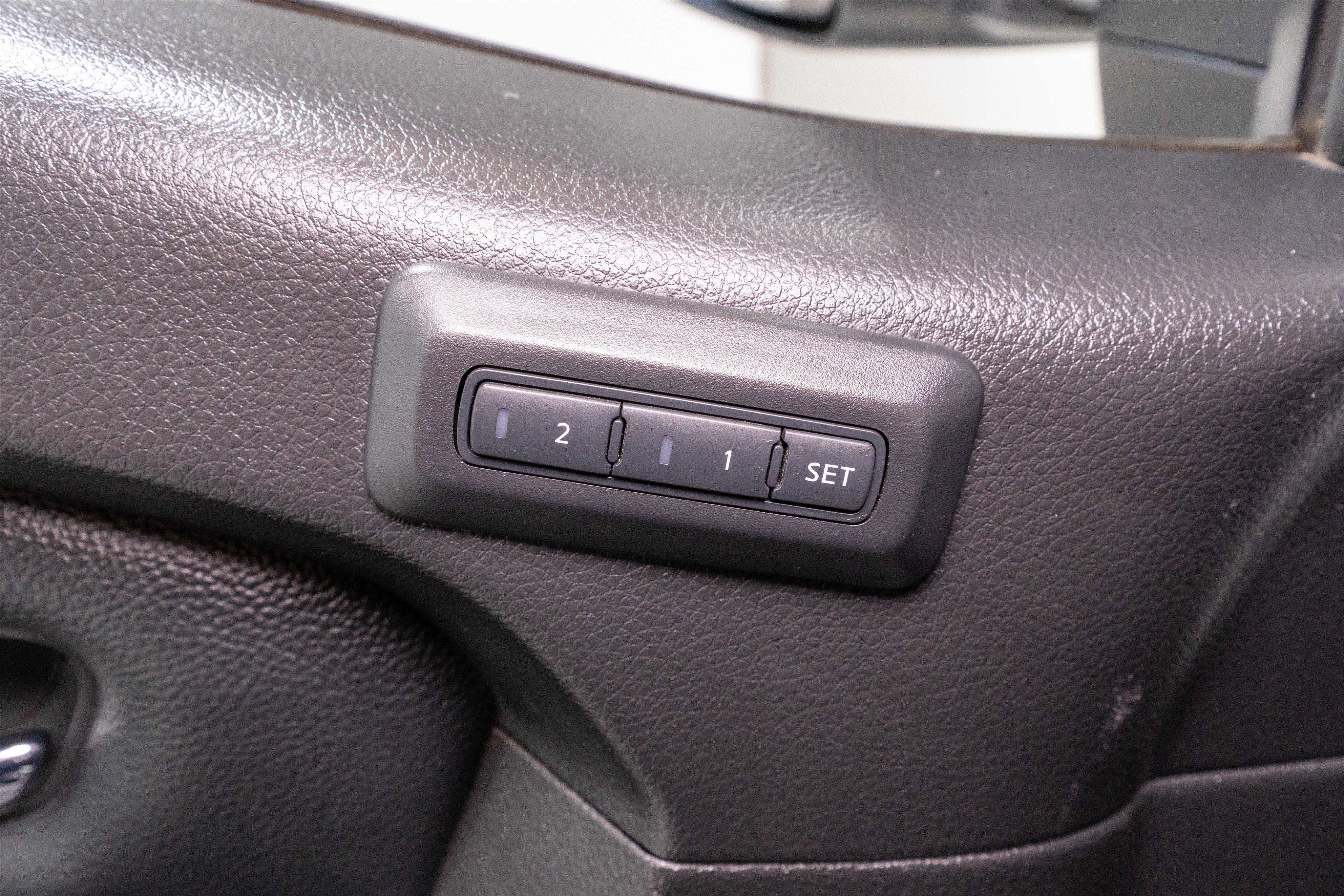 Used 2019 Nissan Titan SL w/ Midnight Edition AWD/4WD image 16