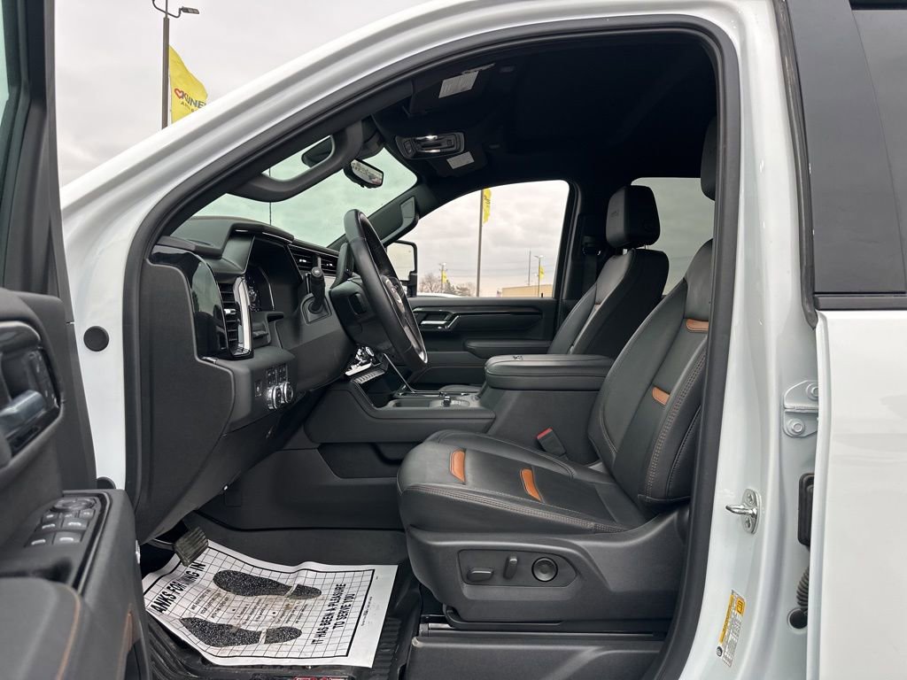 Used 2025 GMC Sierra 2500 AT4 w/ Technology Package image 8