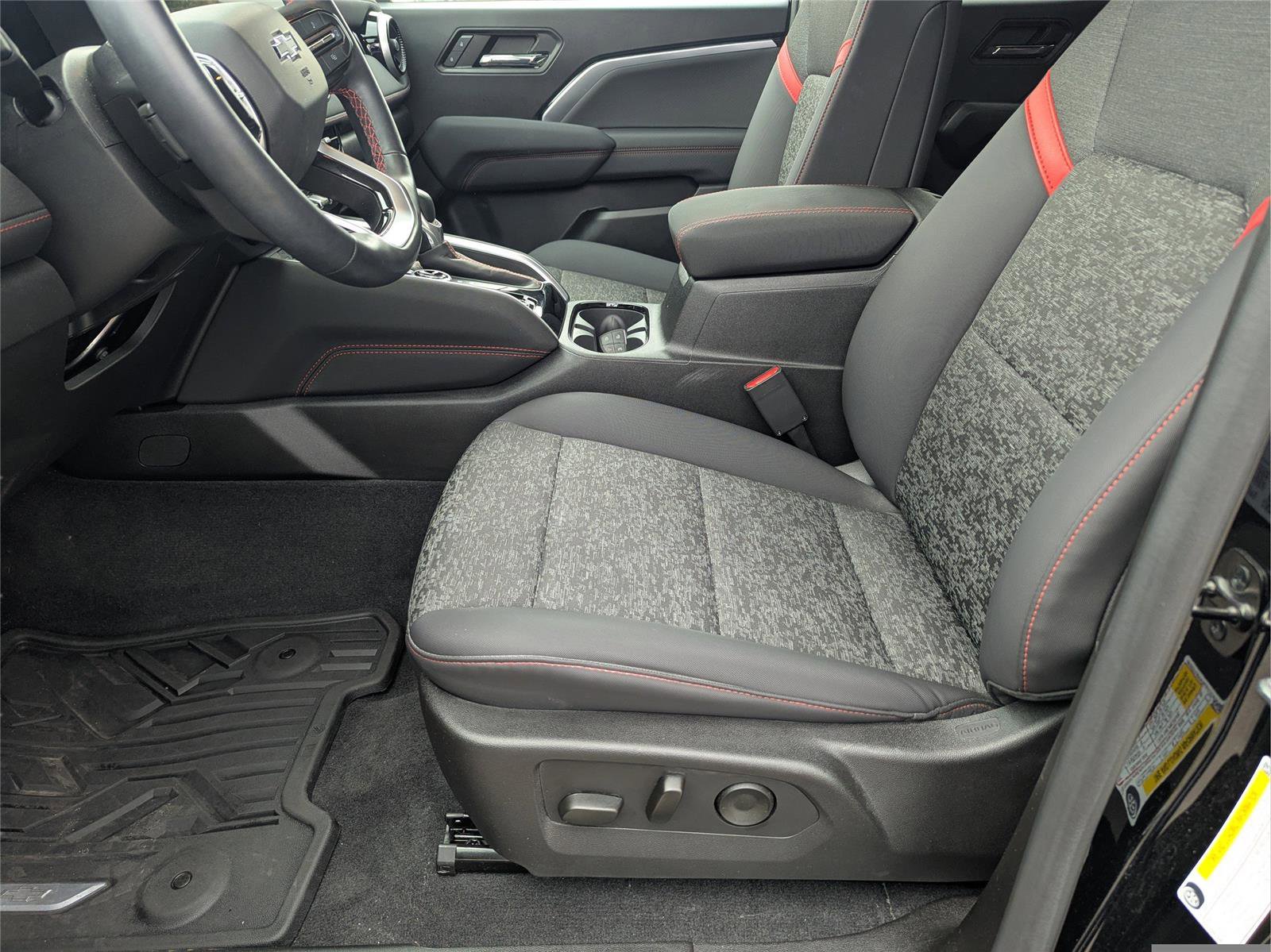 Used 2024 Chevrolet Colorado Z71 w/ Z71 Convenience Package 2 image 17