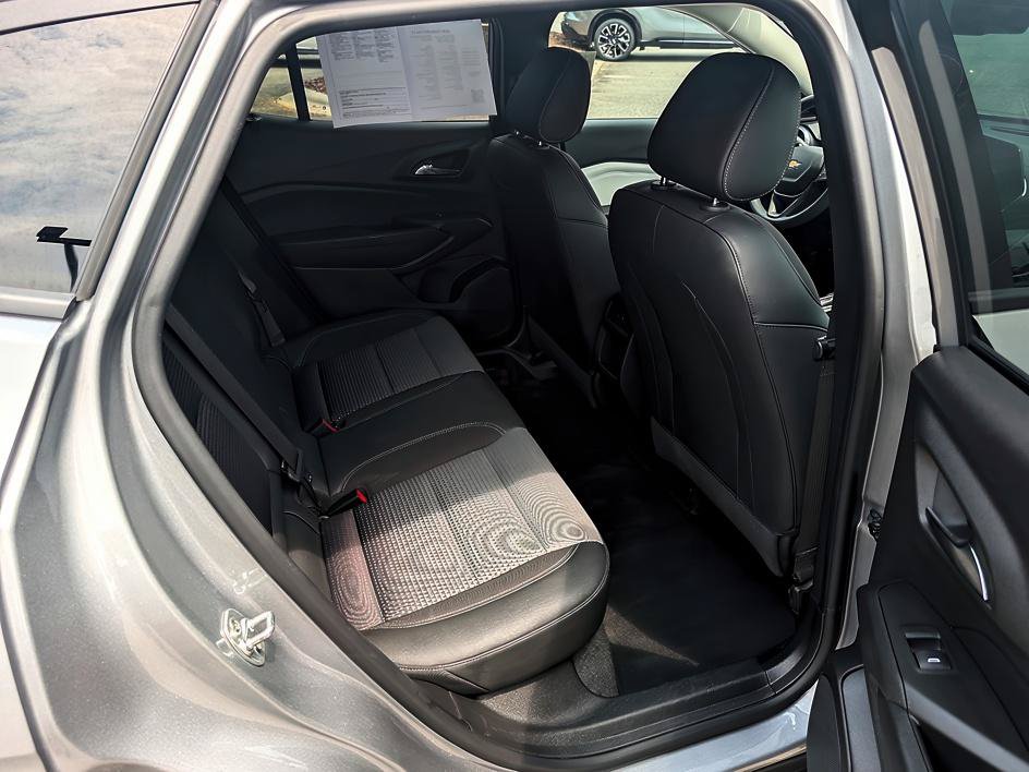 Used 2025 Chevrolet Trax LT FWD image 25