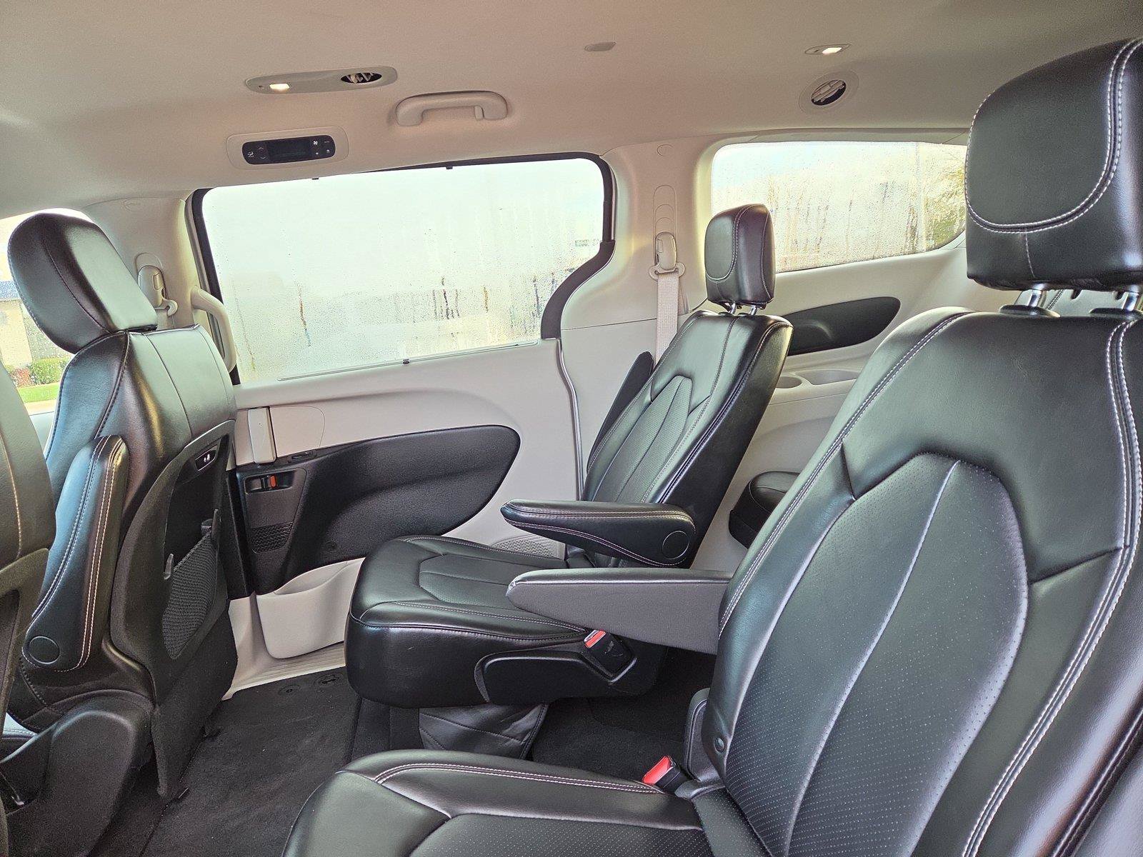 Used 2024 Chrysler Pacifica Touring-L FWD image 22