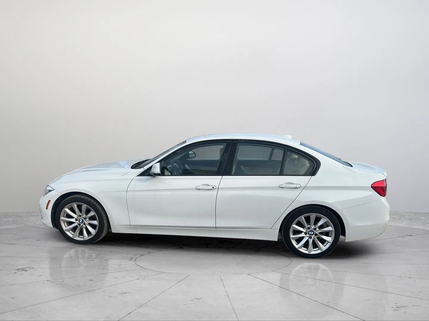 Used 2018 BMW 320i Sedan image 16