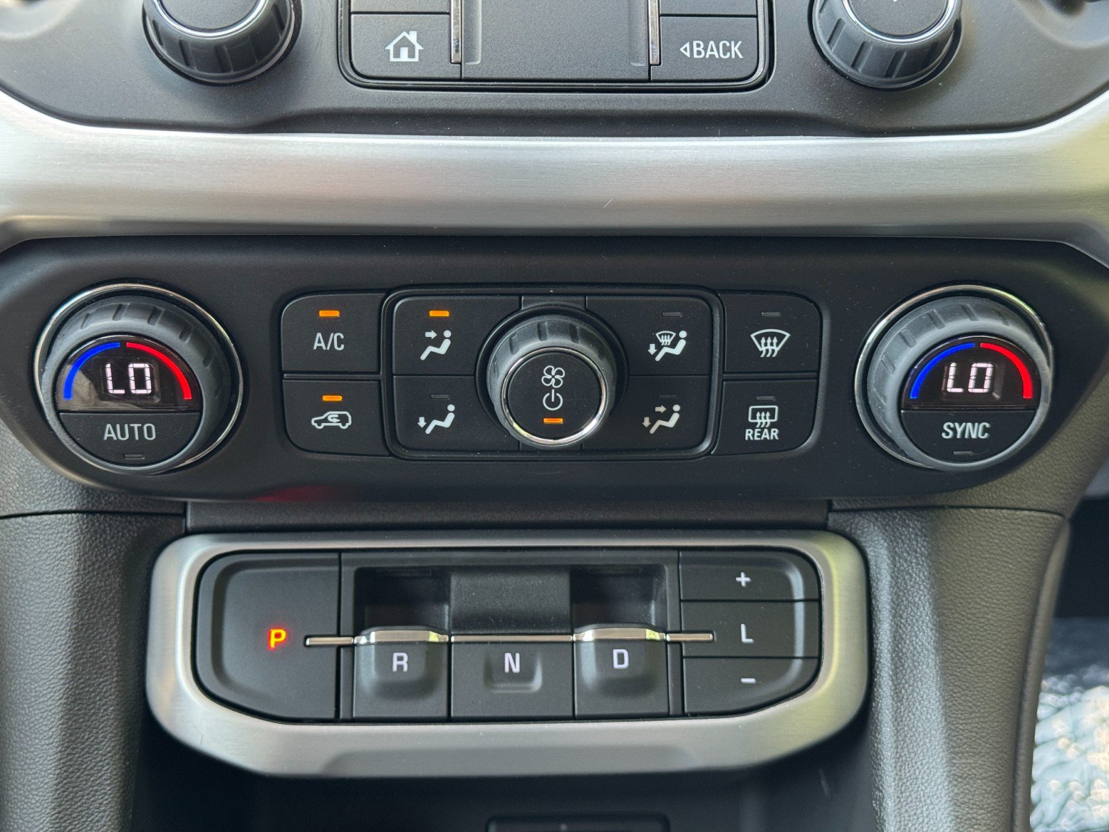 Used 2023 GMC Acadia SLT FWD image 24