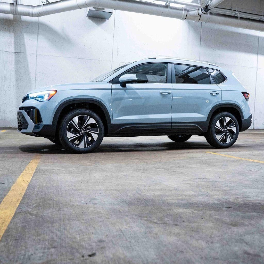 New 2026 Volkswagen Taos SE image 3