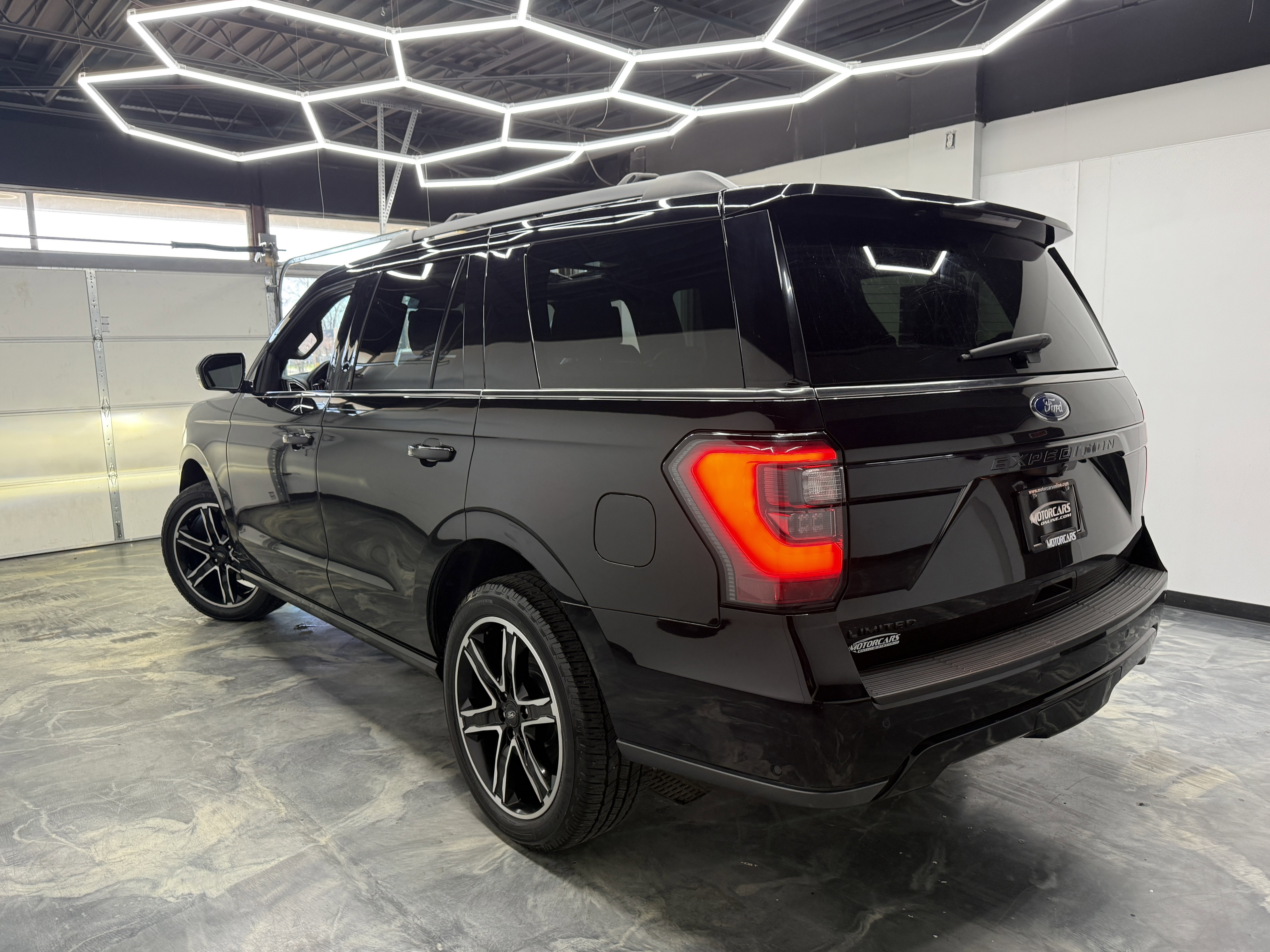 Used 2019 Ford Expedition Limited w/ Equipment Group 303A AWD/4WD image 3