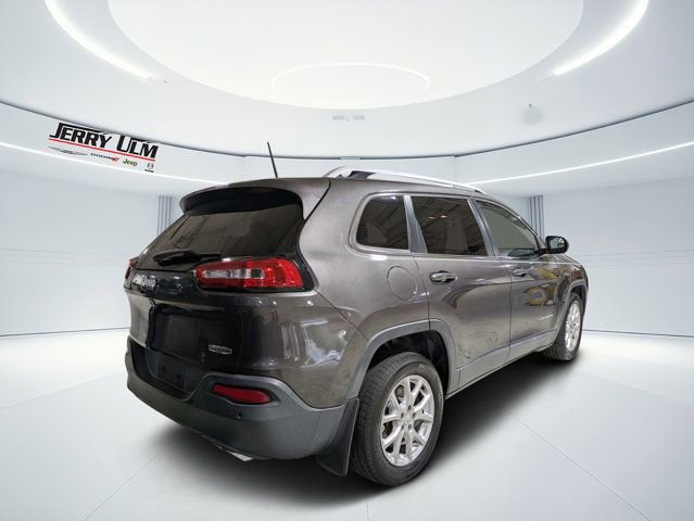 Used 2018 Jeep Cherokee Latitude Plus w/ Comfort/Convenience Group FWD image 3