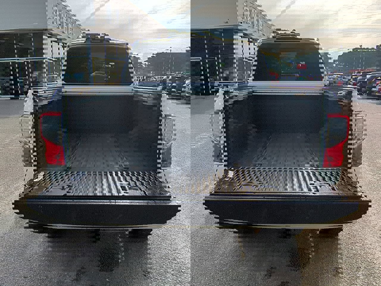 Used 2019 Nissan Titan SL w/ Midnight Edition image 13