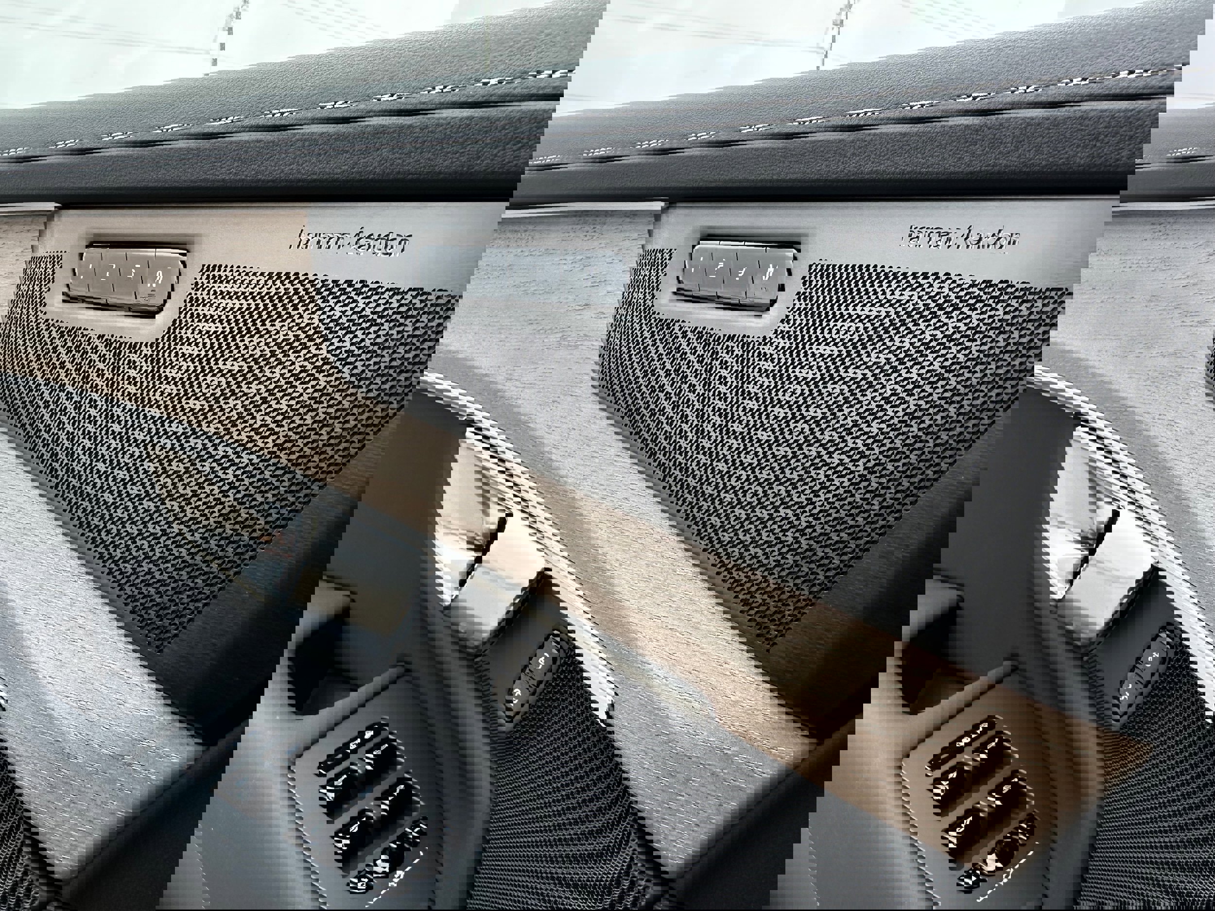 New 2025 Volvo XC90 T8 Plus w/ Protection Package Premier image 17