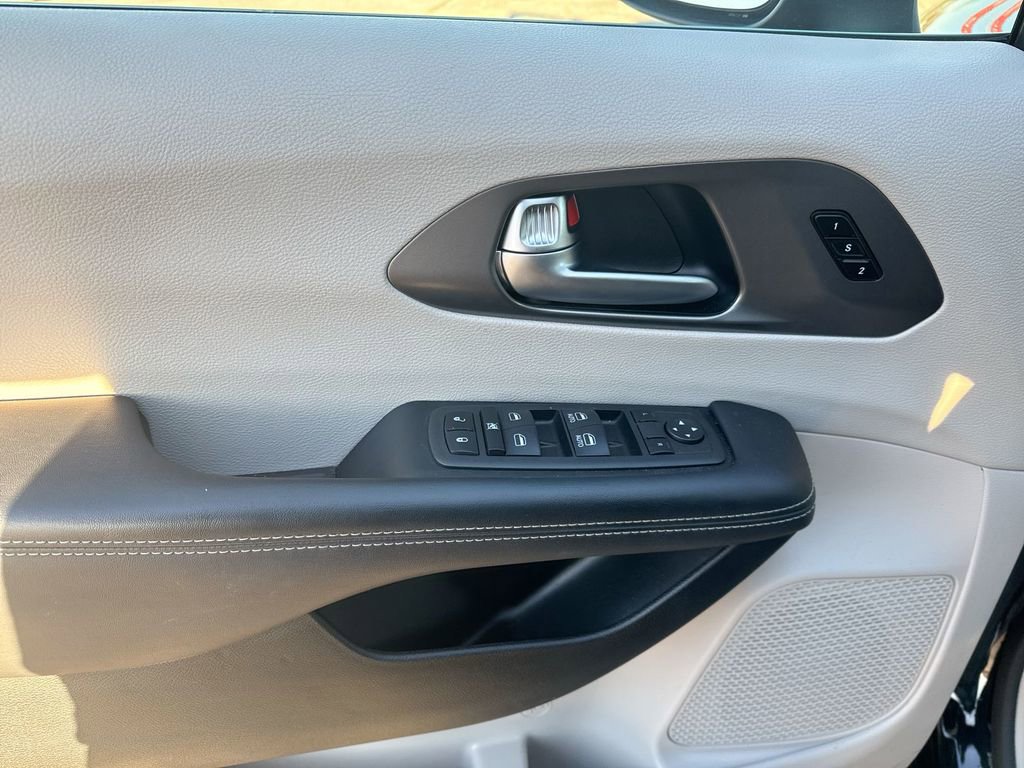 Used 2023 Chrysler Pacifica Touring-L image 15