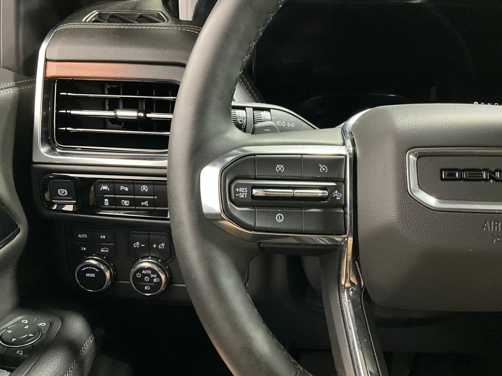 Used 2025 GMC Yukon XL Denali image 18