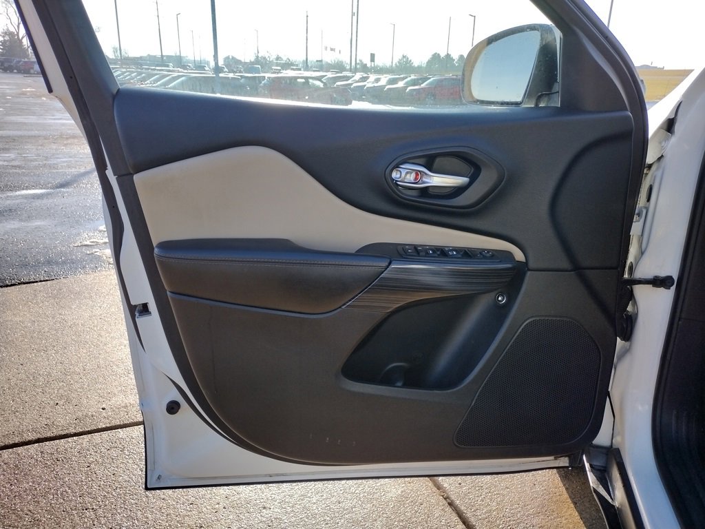 Used 2017 Jeep Cherokee Limited image 11