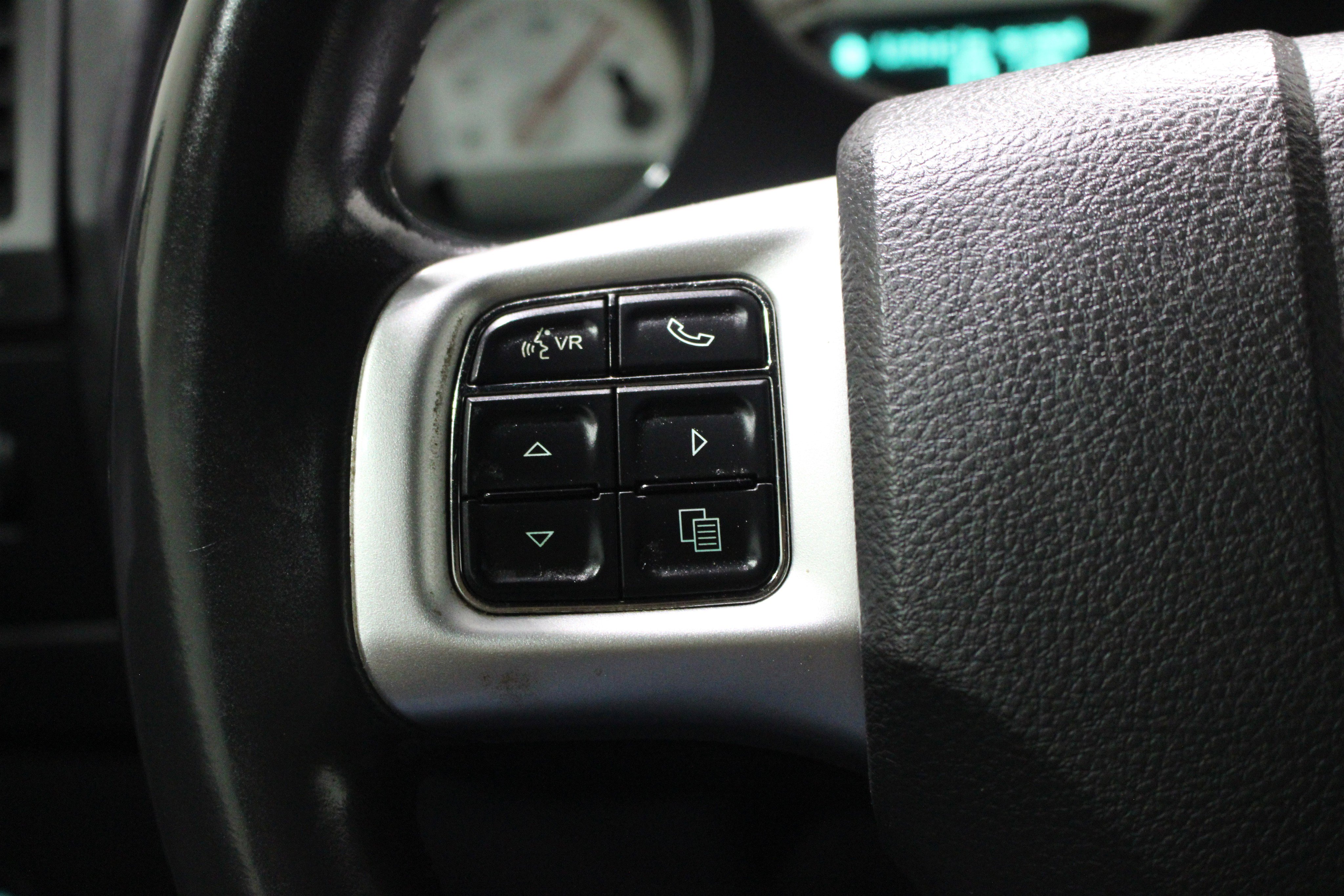 Used 2014 Dodge Challenger R/T RWD image 9