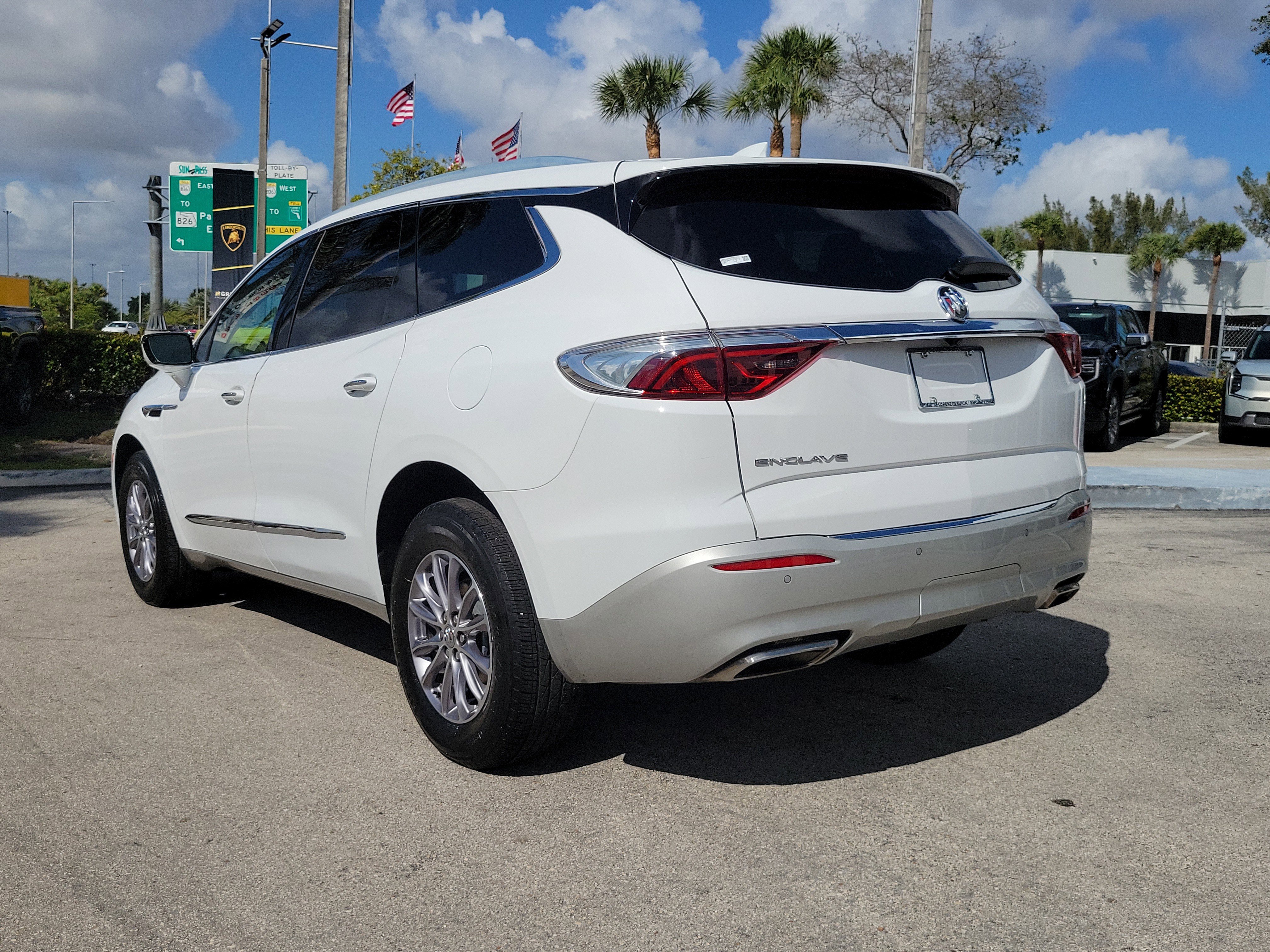 Used 2023 Buick Enclave Essence image 7