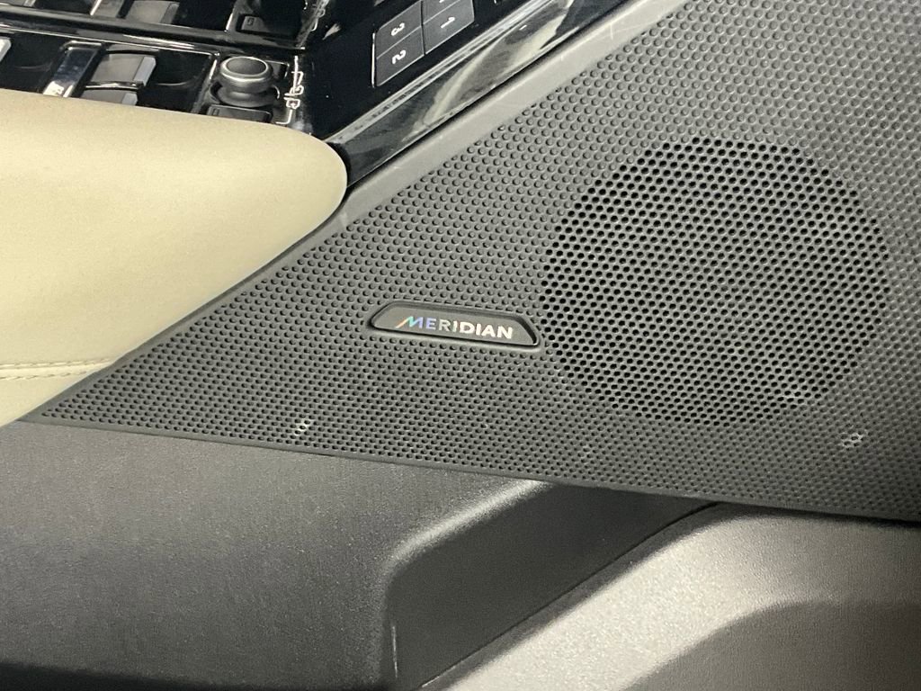 Certified 2023 Land Rover Range Rover Velar R-Dynamic S AWD/4WD image 18