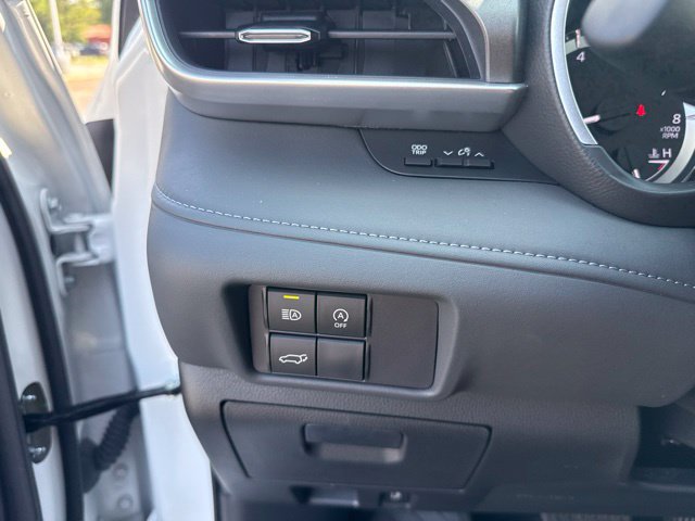 Used 2025 Toyota Highlander XLE FWD image 28
