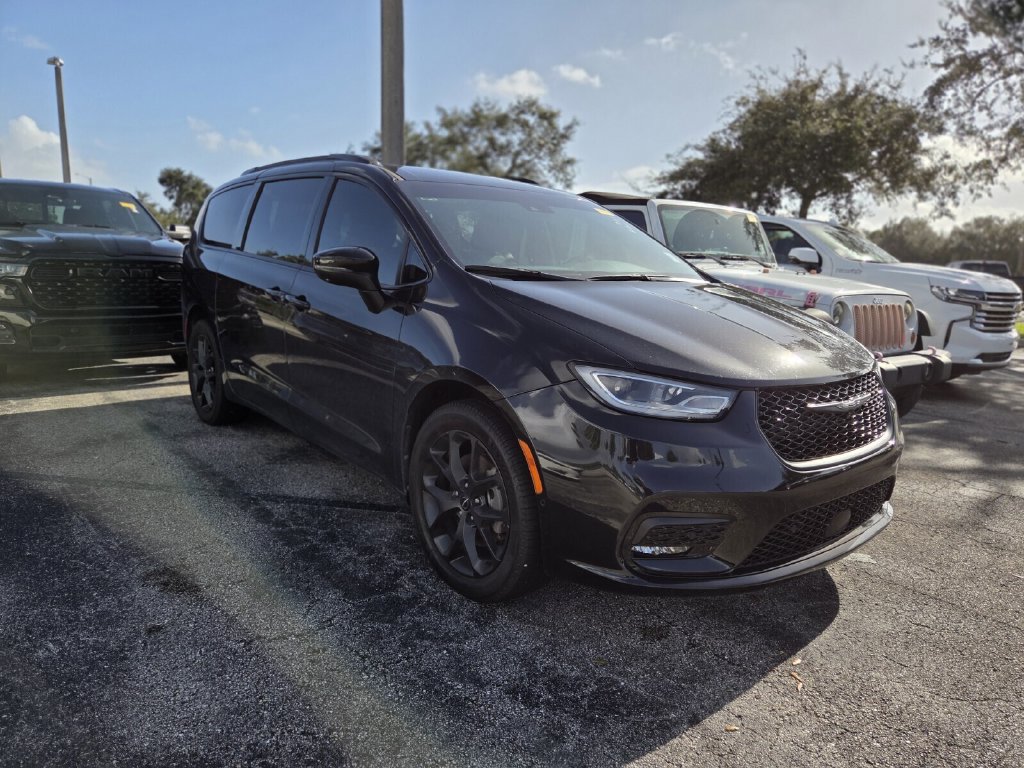 Used 2023 Chrysler Pacifica Touring-L w/ S Appearance Package AWD/4WD image 2