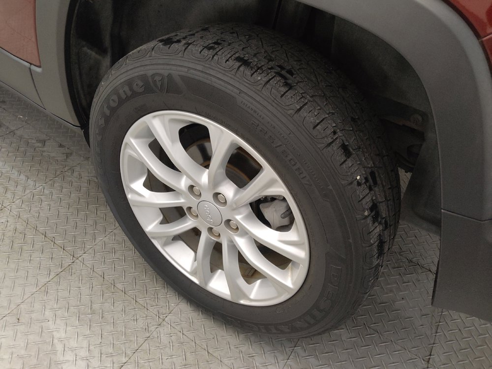 Used 2020 Jeep Cherokee Latitude FWD image 31