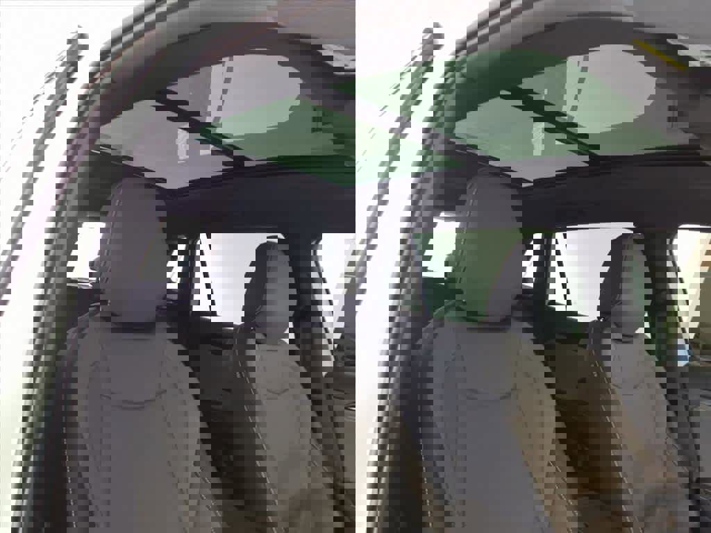 Certified 2025 Volkswagen Tiguan SE R-Line image 23