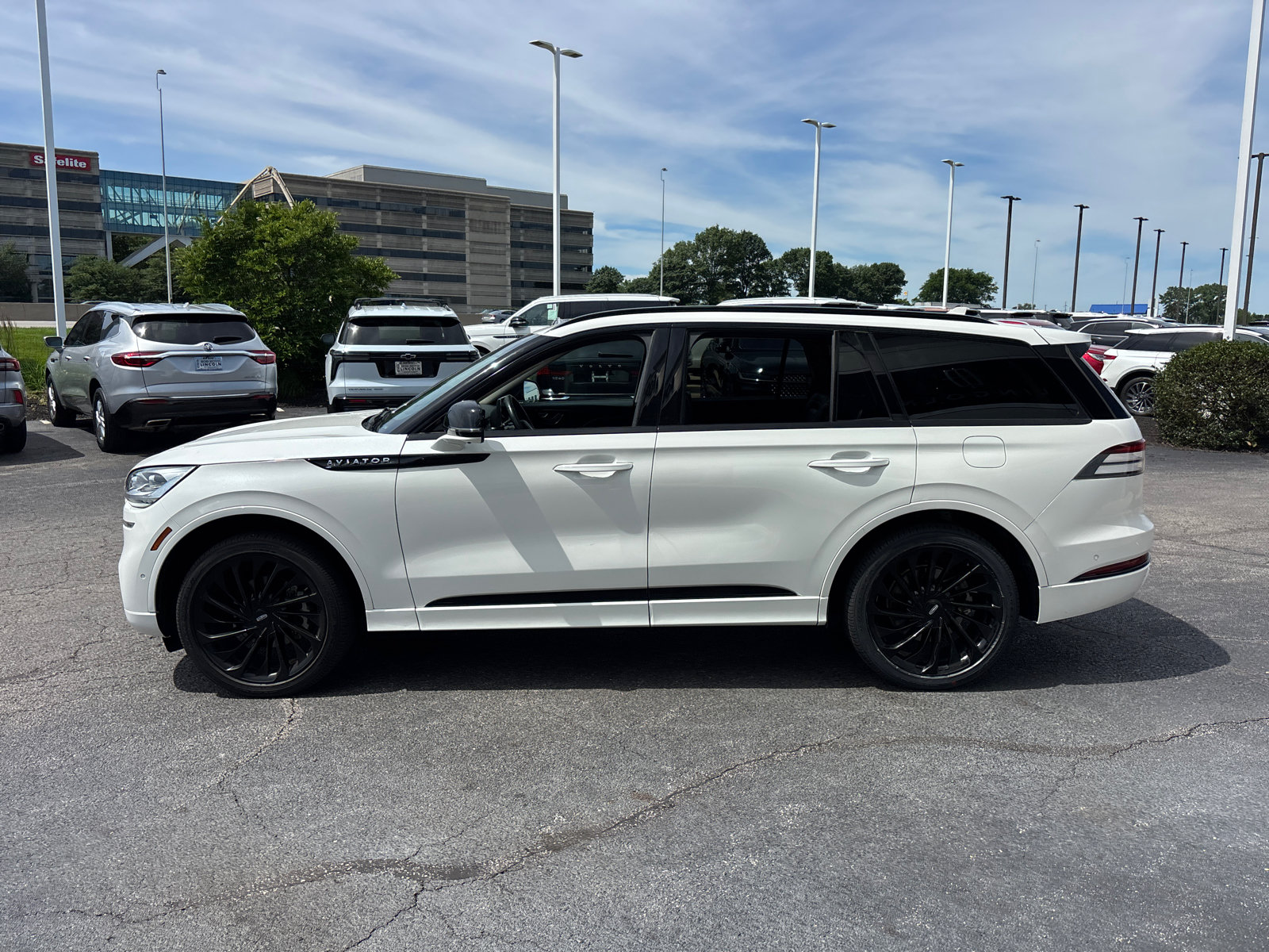 Certified 2022 Lincoln Aviator Reserve w/ Equipment Group 201A AWD/4WD image 4
