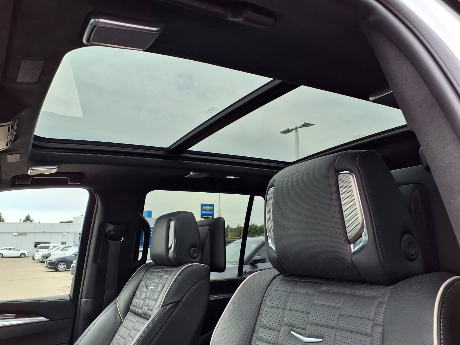 Used 2025 Cadillac Escalade Premium Luxury Platinum w/ LPO, Floor Liner Package AWD/4WD image 18
