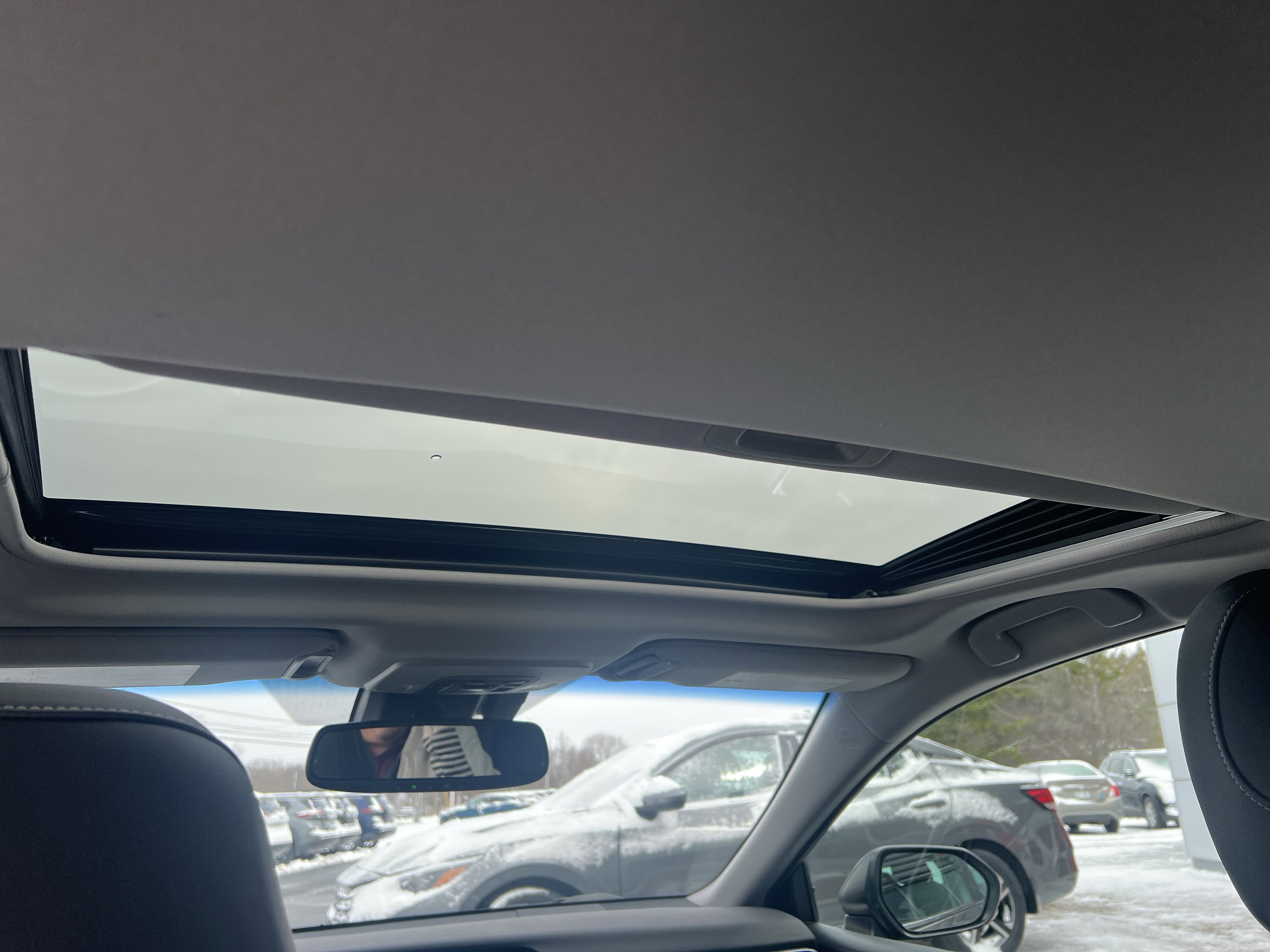 Used 2020 Toyota Camry SE w/ Sunroof Package image 6