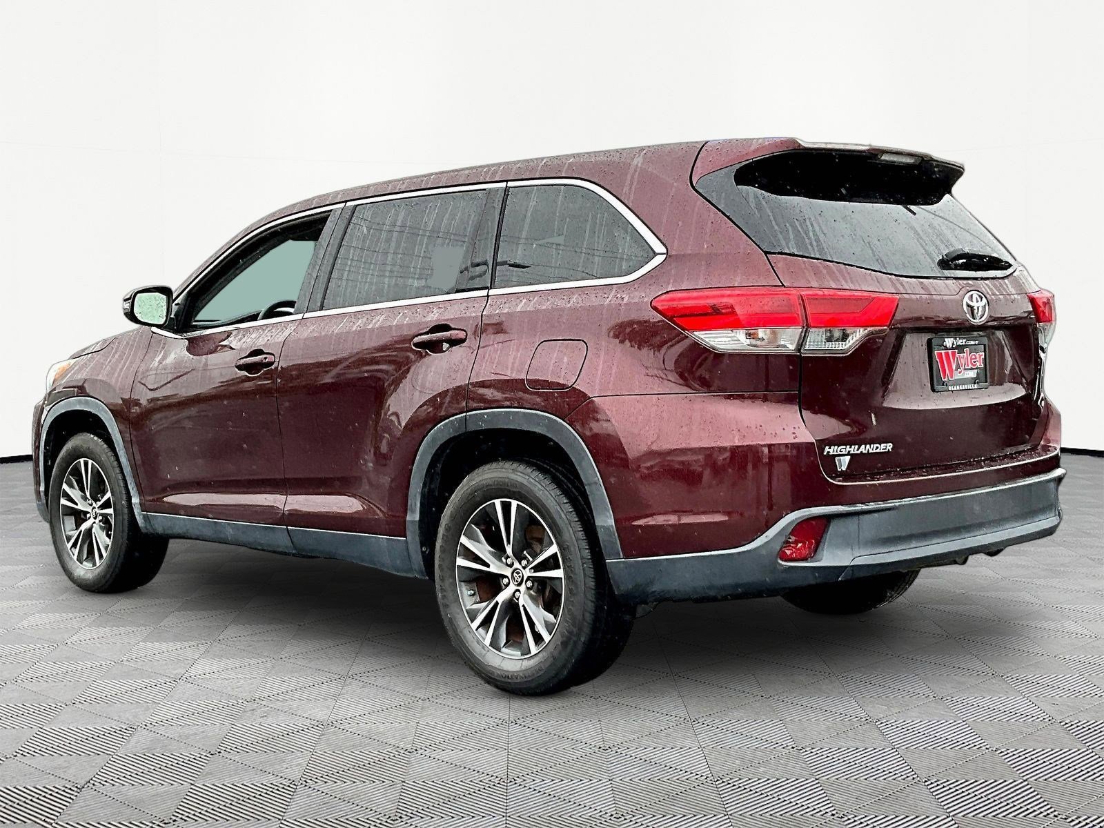 Used 2019 Toyota Highlander LE FWD image 4
