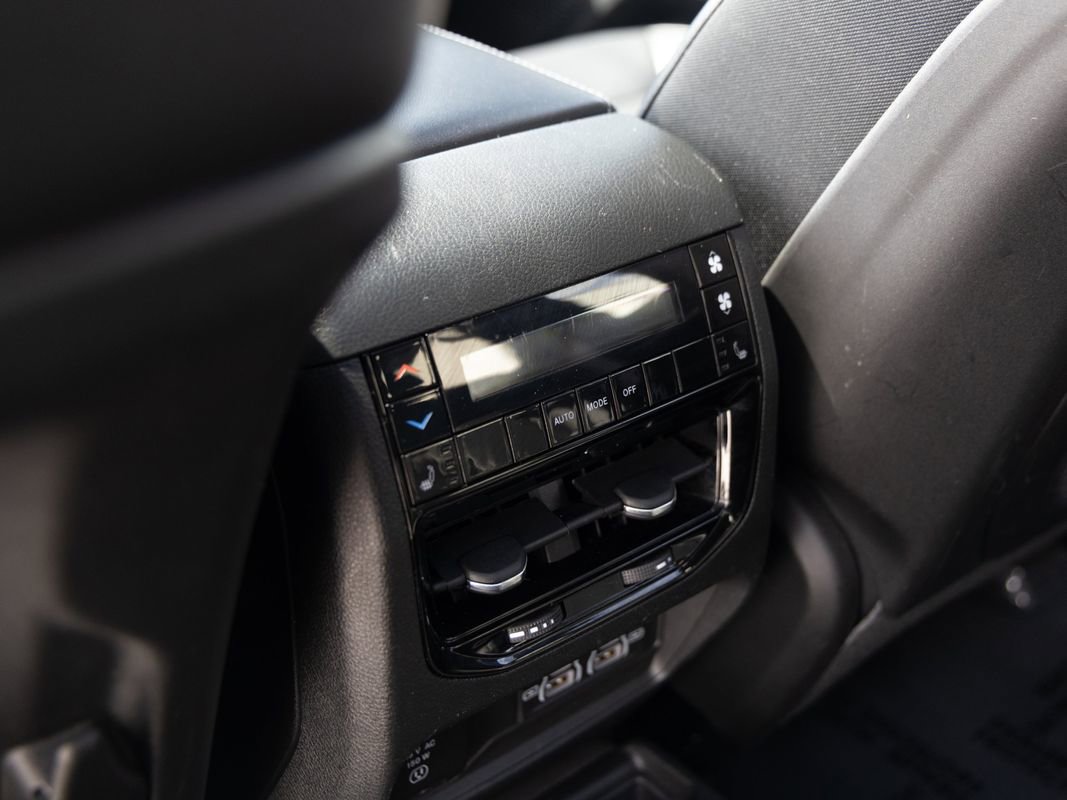 Used 2025 Jeep Grand Cherokee L Limited w/ Luxury Tech Group II AWD/4WD image 23