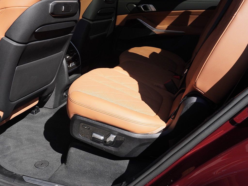 Used 2024 BMW X7 xDrive40i w/ Premium Package image 39