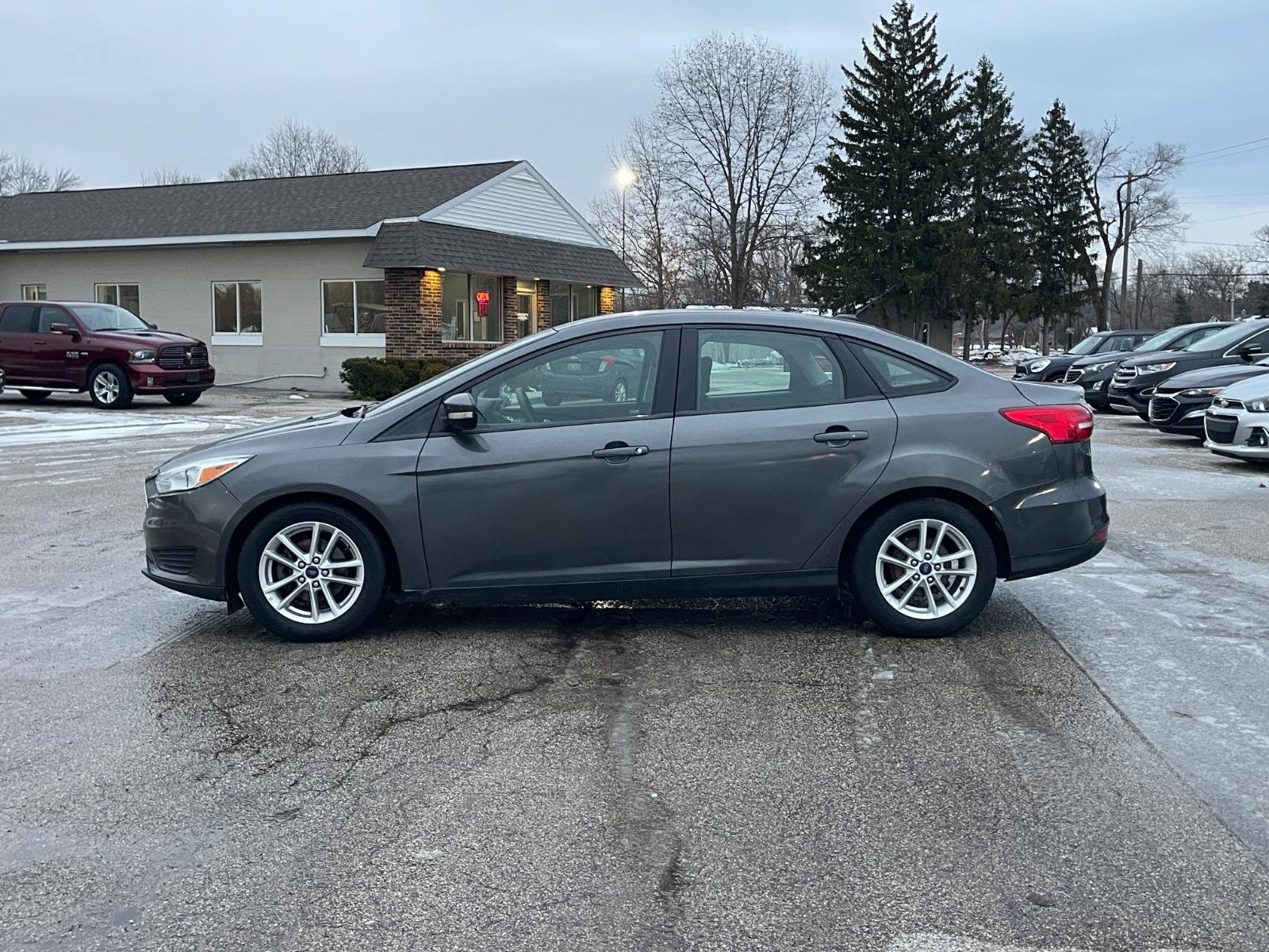 Used 2017 Ford Focus SE image 2