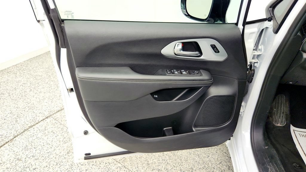 Used 2024 Chrysler Pacifica Limited FWD image 10