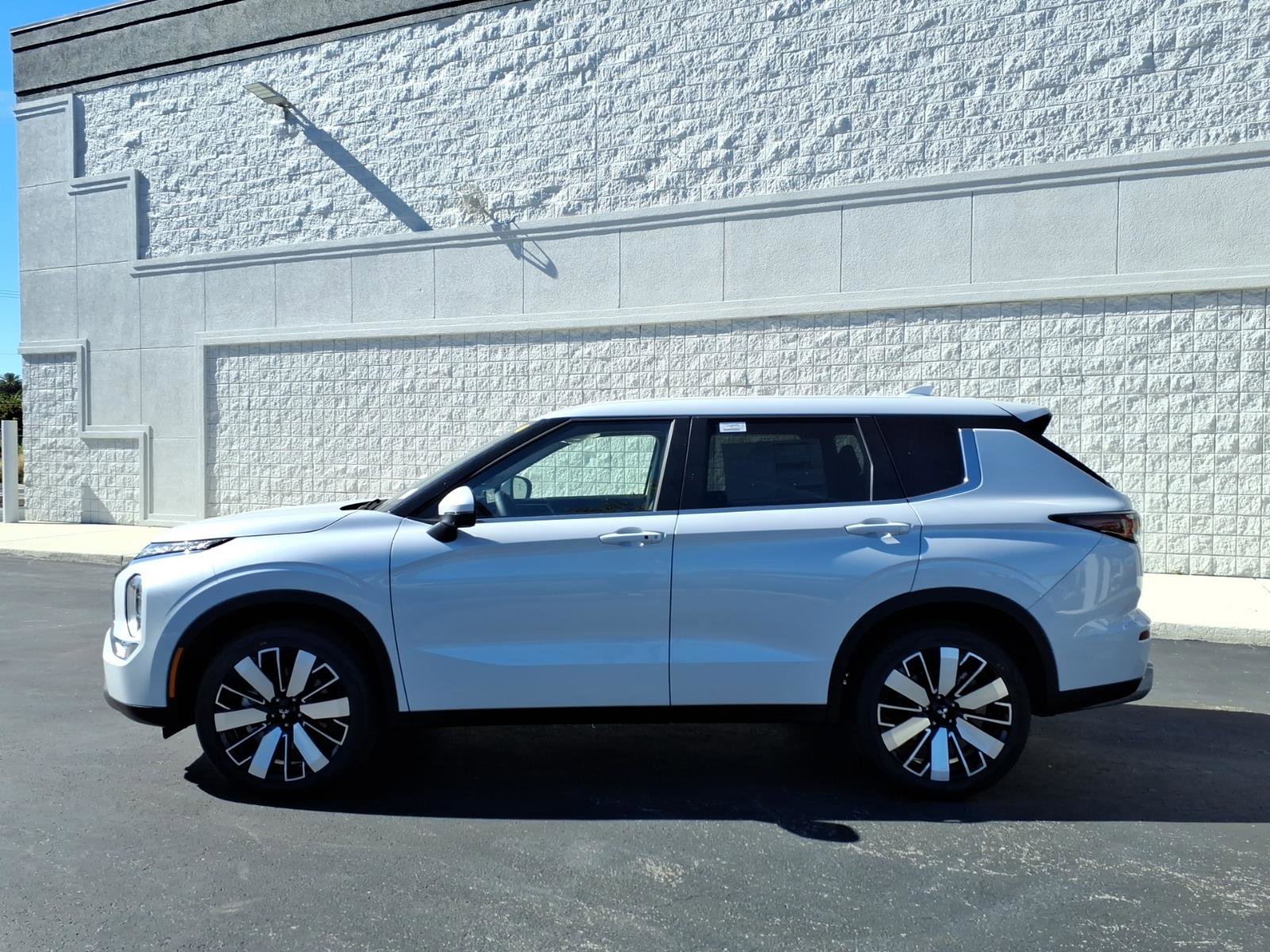 New 2026 Mitsubishi Outlander SE FWD image 2