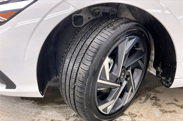 Used 2025 Hyundai Elantra SEL image 33