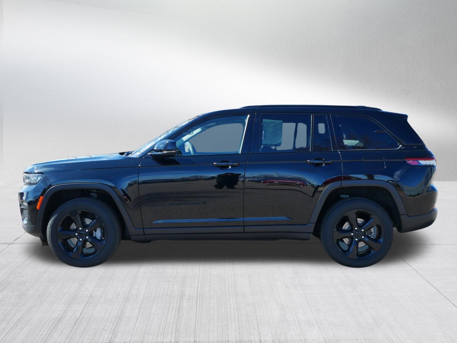 Used 2023 Jeep Grand Cherokee Limited w/ Black Appearance Package AWD/4WD image 4